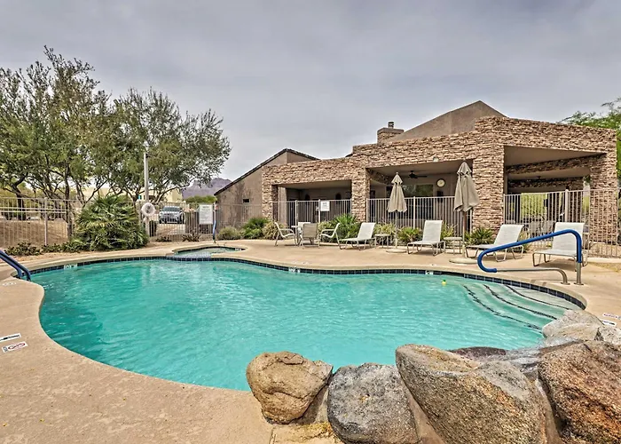 Golf Course View & Pool Access: Gem Casa vacanze Gold Canyon